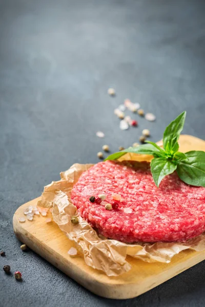 개념입니다 테이블에 유기농 다진된 쇠고기 햄버거 — 스톡 사진