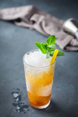 Klasik sakinleşmek viski ve buz ile kokteyl