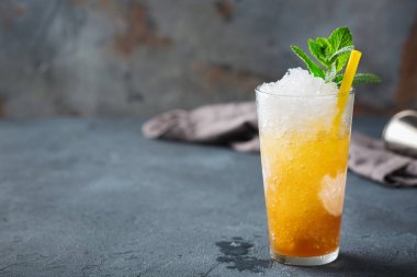 Klasik sakinleşmek viski ve buz ile kokteyl