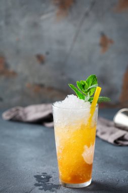 Klasik sakinleşmek viski ve buz ile kokteyl