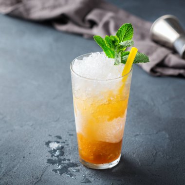 Klasik sakinleşmek viski ve buz ile kokteyl