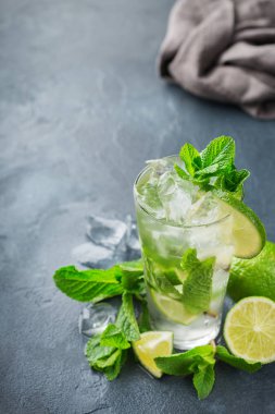 Klasik alkol kokteyl mojito ROM, soda, limon ve nane