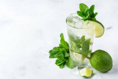 Klasik alkol kokteyl mojito ROM, soda, limon ve nane