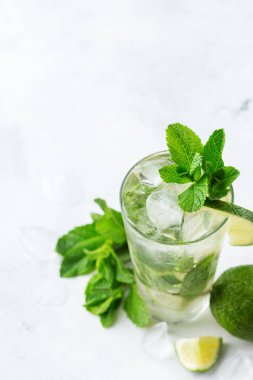 Klasik alkol kokteyl mojito ROM, soda, limon ve nane