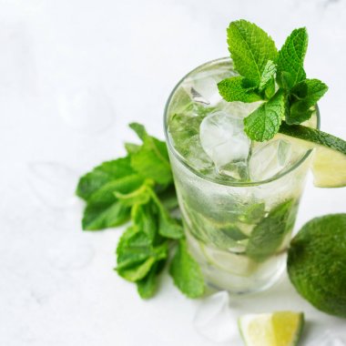 Klasik alkol kokteyl mojito ROM, soda, limon ve nane