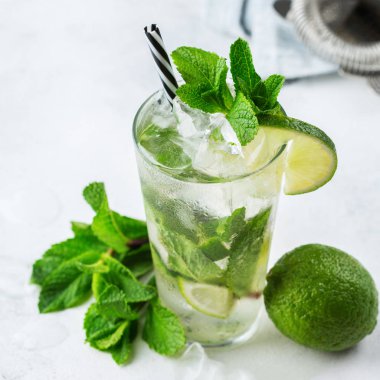 Klasik alkol kokteyl mojito ROM, soda, limon ve nane