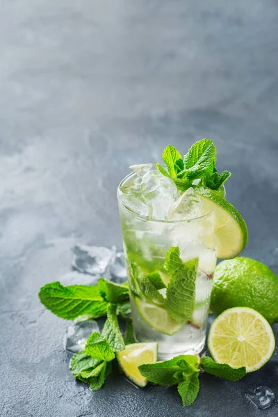 Klassischer Alkohol-Cocktail-Mojito mit Rum, Limette und Minze — Stockfoto