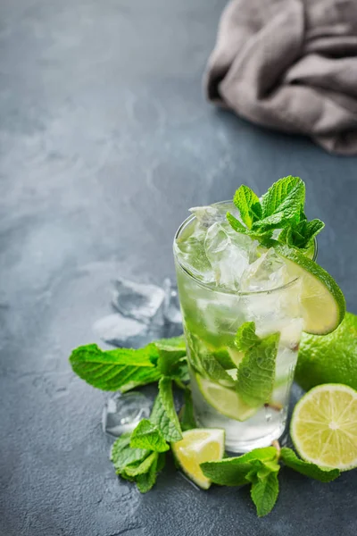Klasszikus alkohol koktél mojito, rum, szóda, lime és menta — Stock Fotó