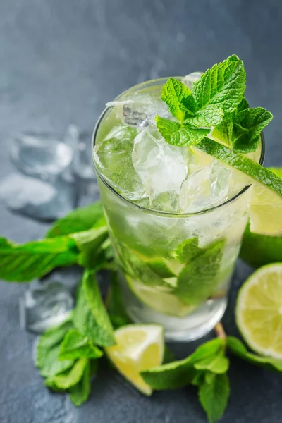 Klassischer Alkohol-Cocktail-Mojito mit Rum, Limette und Minze — Stockfoto