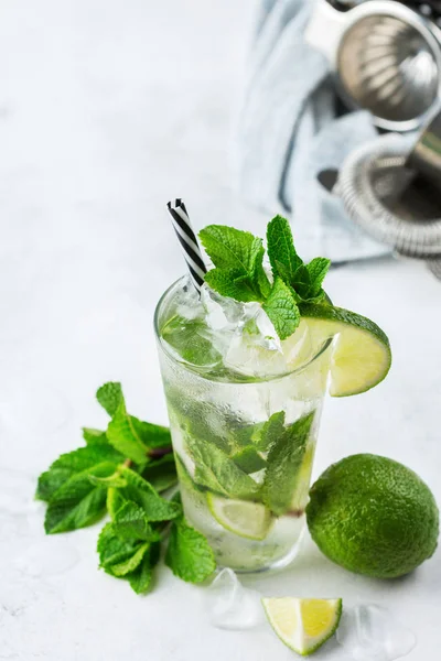 Mojito clásico de cóctel de alcohol con ron, soda, lima y menta — Foto de Stock