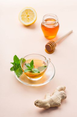 Soğuk algınlığı için limonlu zencefil çayı, nane ve bal.