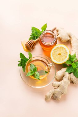 Soğuk algınlığı için limonlu zencefil çayı, nane ve bal.