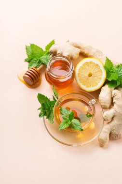Soğuk algınlığı için limonlu zencefil çayı, nane ve bal.