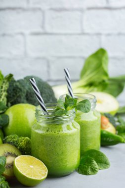 Sağlıklı, çiğ, Vegan diyet için sebze ile Yeşil Smoothie