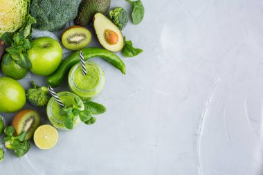 Sağlıklı, çiğ, Vegan diyet için sebze ile Yeşil Smoothie