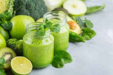 Sağlıklı, çiğ, Vegan diyet için sebze ile Yeşil Smoothie