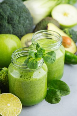 Sağlıklı, çiğ, Vegan diyet için sebze ile Yeşil Smoothie