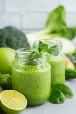 Sağlıklı, çiğ, Vegan diyet için sebze ile Yeşil Smoothie