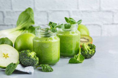 Sağlıklı, çiğ, Vegan diyet için sebze ile Yeşil Smoothie