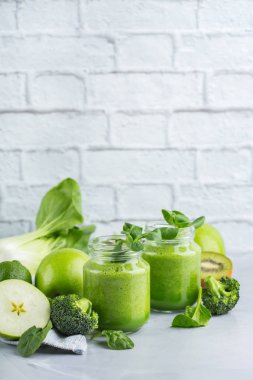 Sağlıklı, çiğ, Vegan diyet için sebze ile Yeşil Smoothie