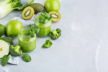 Sağlıklı, çiğ, Vegan diyet için sebze ile Yeşil Smoothie