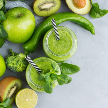 Sağlıklı, çiğ, Vegan diyet için sebze ile Yeşil Smoothie