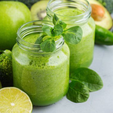 Sağlıklı, çiğ, Vegan diyet için sebze ile Yeşil Smoothie