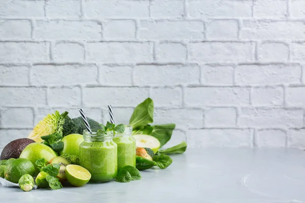 Batido verde con verduras para una dieta saludable, cruda y vegana — Foto de Stock