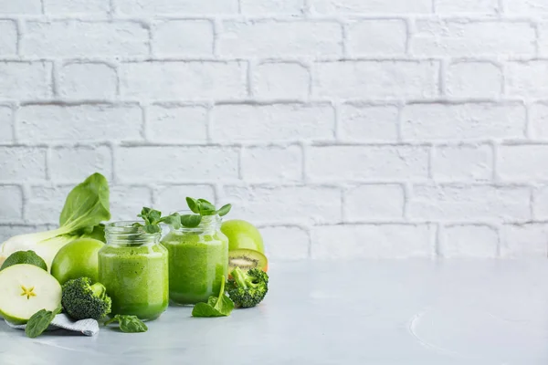 Batido verde con verduras para una dieta saludable, cruda y vegana — Foto de Stock