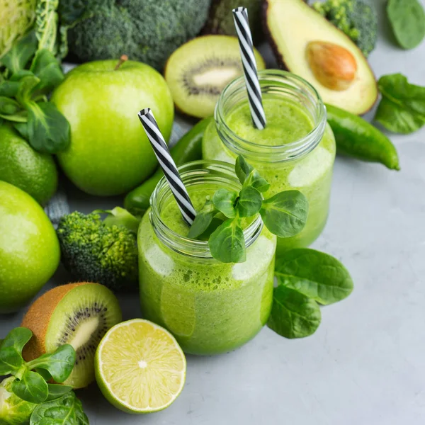 Batido verde con verduras para una dieta saludable, cruda y vegana —  Fotos de Stock
