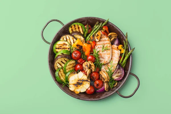 여름철에는 프라이팬에서 야채와 닭고기를 굽는다 — 스톡 사진