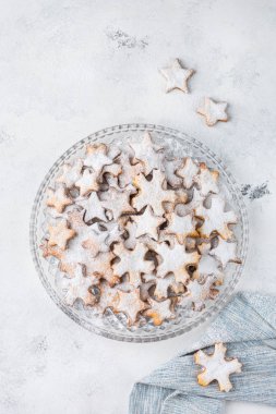 Yeni yıl kar taneli kurabiyeleri masada