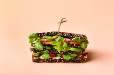 Jambon, marul ve domatesli taze çavdar ekmekli sandviç.