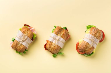 Jambon, marul ve domatesli taze ekmek sandviçi.