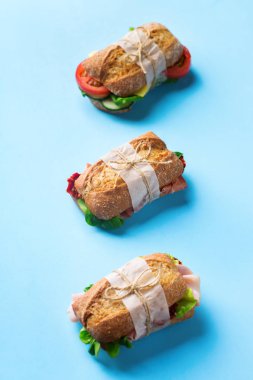 Jambon, marul ve domatesli taze ekmek sandviçi.