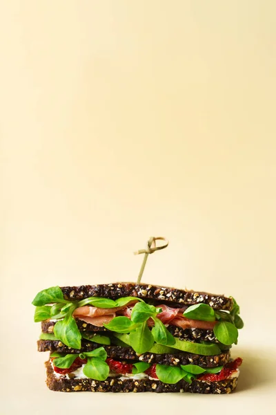 Frisches Roggenbrot-Sandwich mit Schinken, Salat und Tomaten — Stockfoto