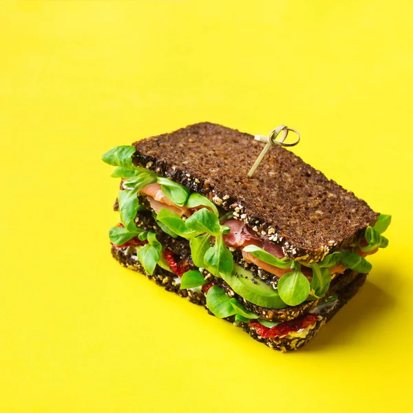 Frisches Roggenbrot-Sandwich mit Schinken, Salat und Tomaten — Stockfoto