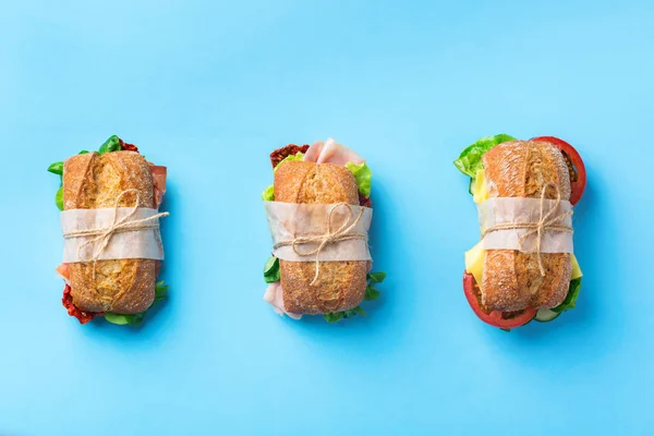 Frisches Brotsandwich mit Schinken, Salat und Tomaten — Stockfoto