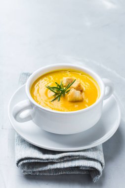 Mevsimlik baharatlı sonbahar sonbahar kremalı kabak ve havuç çorbası