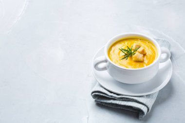 Mevsimlik baharatlı sonbahar sonbahar kremalı kabak ve havuç çorbası