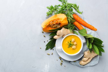 Mevsimlik baharatlı sonbahar sonbahar kremalı kabak ve havuç çorbası