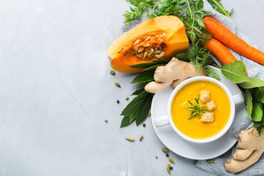 Mevsimlik baharatlı sonbahar sonbahar kremalı kabak ve havuç çorbası