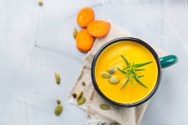 Mevsimlik baharatlı sonbahar sonbahar kremalı kabak ve havuç çorbası