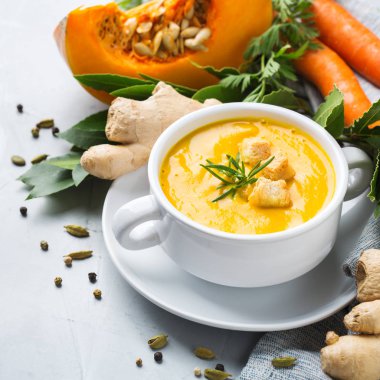 Mevsimlik baharatlı sonbahar sonbahar kremalı kabak ve havuç çorbası