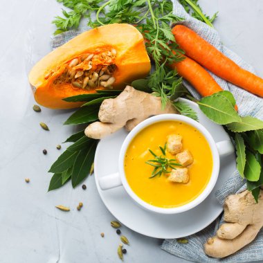 Mevsimlik baharatlı sonbahar sonbahar kremalı kabak ve havuç çorbası