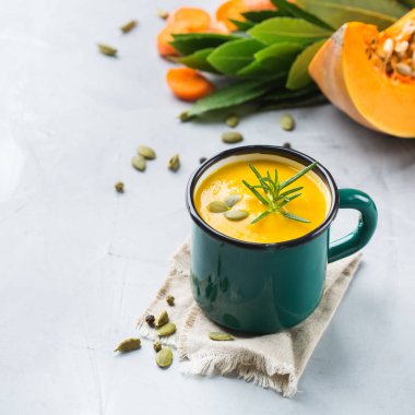 Mevsimlik baharatlı sonbahar sonbahar kremalı kabak ve havuç çorbası