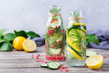 Taze soğuk limon salatalığı biberiye aşılanmış su arıtma içeceği.