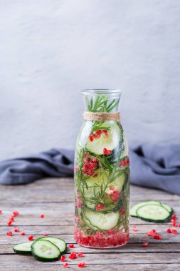 Taze serin salatalık, nar, aşılanmış su arıtma içeceği.