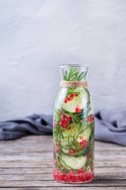 Taze serin salatalık, nar, aşılanmış su arıtma içeceği.