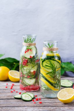 Taze soğuk limon salatalığı biberiye aşılanmış su arıtma içeceği.